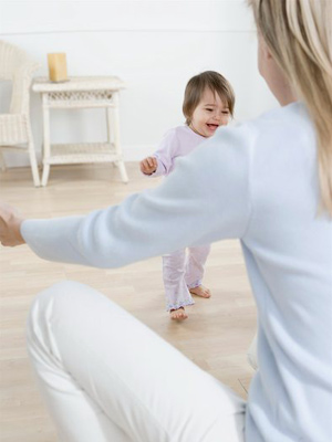 what-to-expect-photogallery-second-year-milestones-3-take-the-first-steps-alone